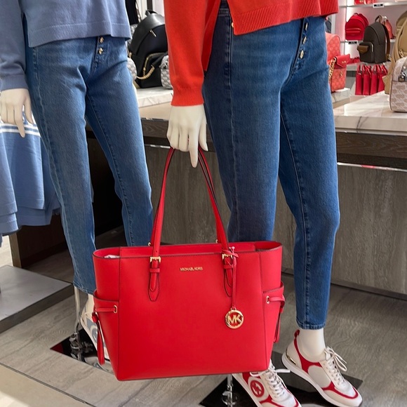 Michael Kors Gilly Large Drawstring Travel Leather Top Zip Tote
Bright Red
NWT - Picture 4 of 16